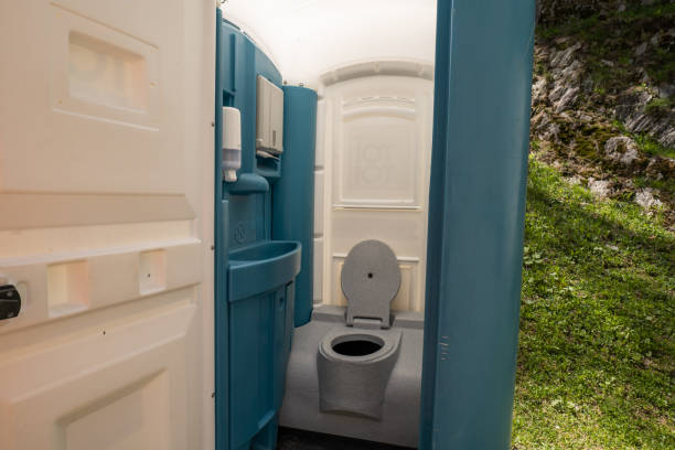 Best Portable restroom trailer rental  in Grosse Pointe, MI